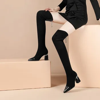 Ботуши над коляното; Женска колекция от 2023 година; Сезон есен-зима; Нови еластични ботуши с остри пръсти и кристали; обувки на висок дебел ток