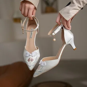 Дамски обувки-лодка с бродерия на нисък ток в китайски стил; Колекция 2023 г.; Пролетни Елегантен модел обувки с остър пръсти; Дамски обувки на тънък ток, с джапанки на глезените
