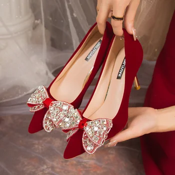 Дамски обувки-лодка с украса във вид на кристали и пеперуда от Флока на тънък ток за сватбеното парти Дамски обувки на висок ток с блестящи кристали Дамски обувки на токчета